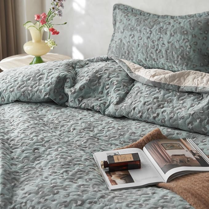 mixinni Leopard Print Quilt Set Queen Size Soft Cotton Double-Laye Retro Blue Animal Pattern Quilt Bedding Set Farmhouse Bedspread Coverlet Sets, 3-Pieces Including Pillow Shams (90x90 Inches)