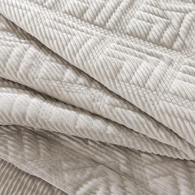 HoneiLife Bedspread Quilt Set Queen - 3 Piece Embroidered Corduroy Bedspreads Luxurious Coverlet Lightweight Bedcover Warm Bedding Set All Season Quilts-Greyish White, Queen Size
