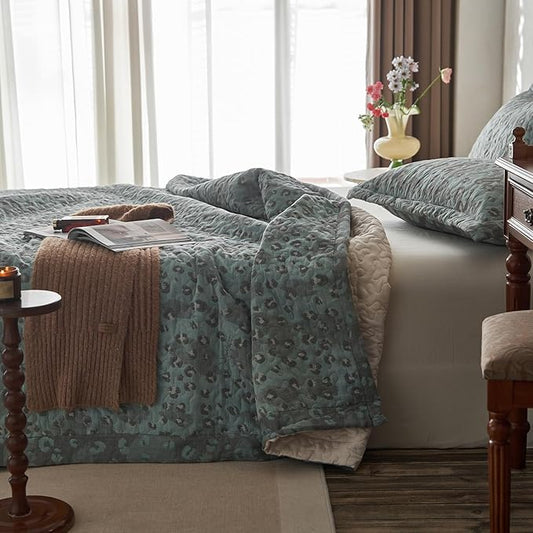 mixinni Leopard Print Quilt Set King Size Soft Cotton Double-Laye Retro Blue Animal Pattern Quilt Bedding Set Farmhouse Bedspread Coverlet Sets, 3-Pieces Including Pillow Shams (106x96 Inches)