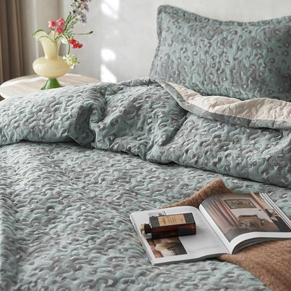 mixinni Leopard Print Quilt Set Queen Size Soft Cotton Double-Laye Retro Blue Animal Pattern Quilt Bedding Set Farmhouse Bedspread Coverlet Sets, 3-Pieces Including Pillow Shams (90x90 Inches)