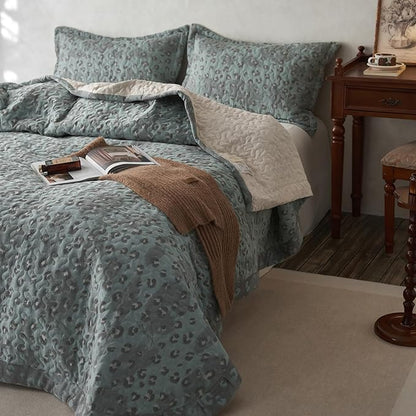 mixinni Leopard Print Quilt Set King Size Soft Cotton Double-Laye Retro Blue Animal Pattern Quilt Bedding Set Farmhouse Bedspread Coverlet Sets, 3-Pieces Including Pillow Shams (106x96 Inches)